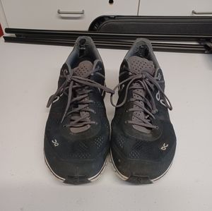 On cloud men's size 10.5